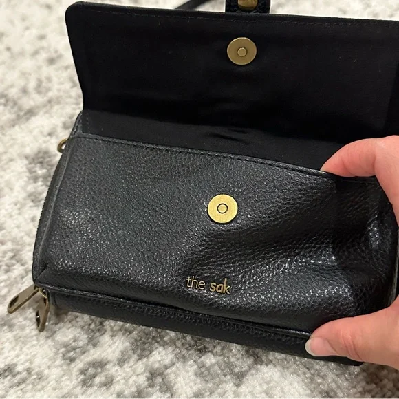The Sak Sequoia Extra Large Smartphone Black Leather Crossbody Bag Purse - Picture 5 of 9
